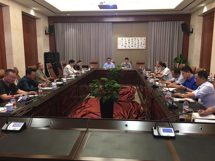 杨迪清主持会议.jpg